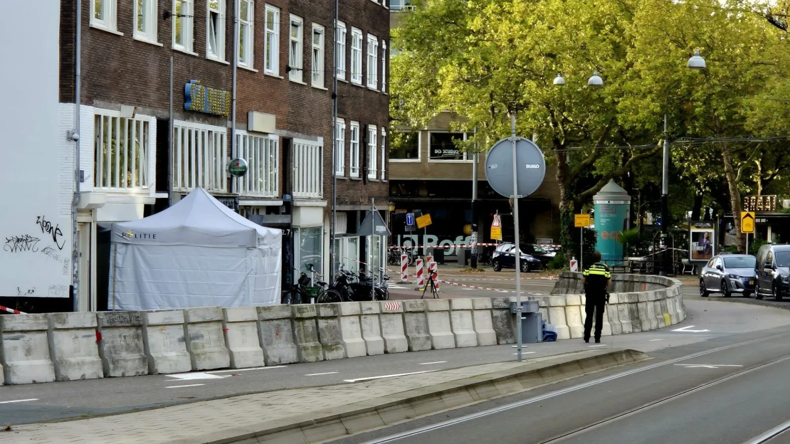 Politietent voor het café aan de Amstelveenseweg, de ochtend na de schietpartij