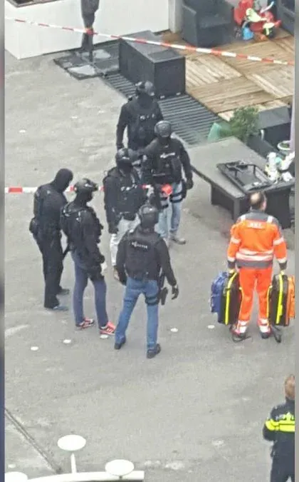 Arrestatieteam en hulpdiensten bij de woning in Geuzenveld