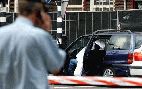 Politie doet onderzoek bij de auto van het slachtoffer