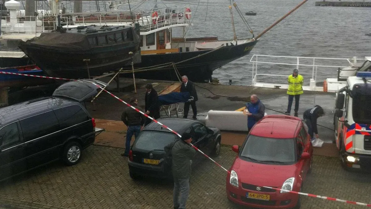 Politie op de kade bij de NDSM-werf, waar de romp werd gevonden