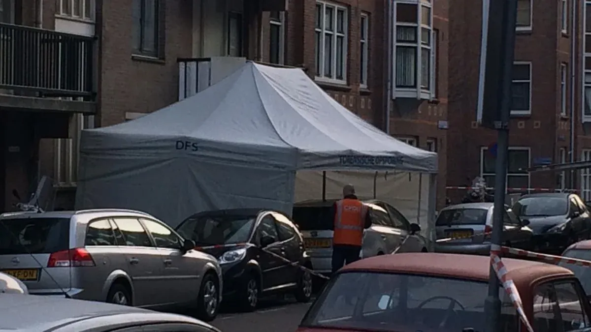 Forensisch onderzoek bij het portiek
