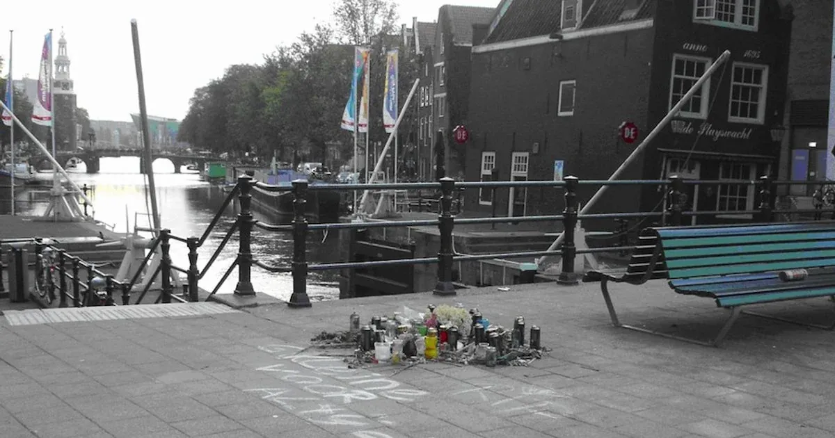 Bloemen en kaarsen bij de Sint Antoniesluis
