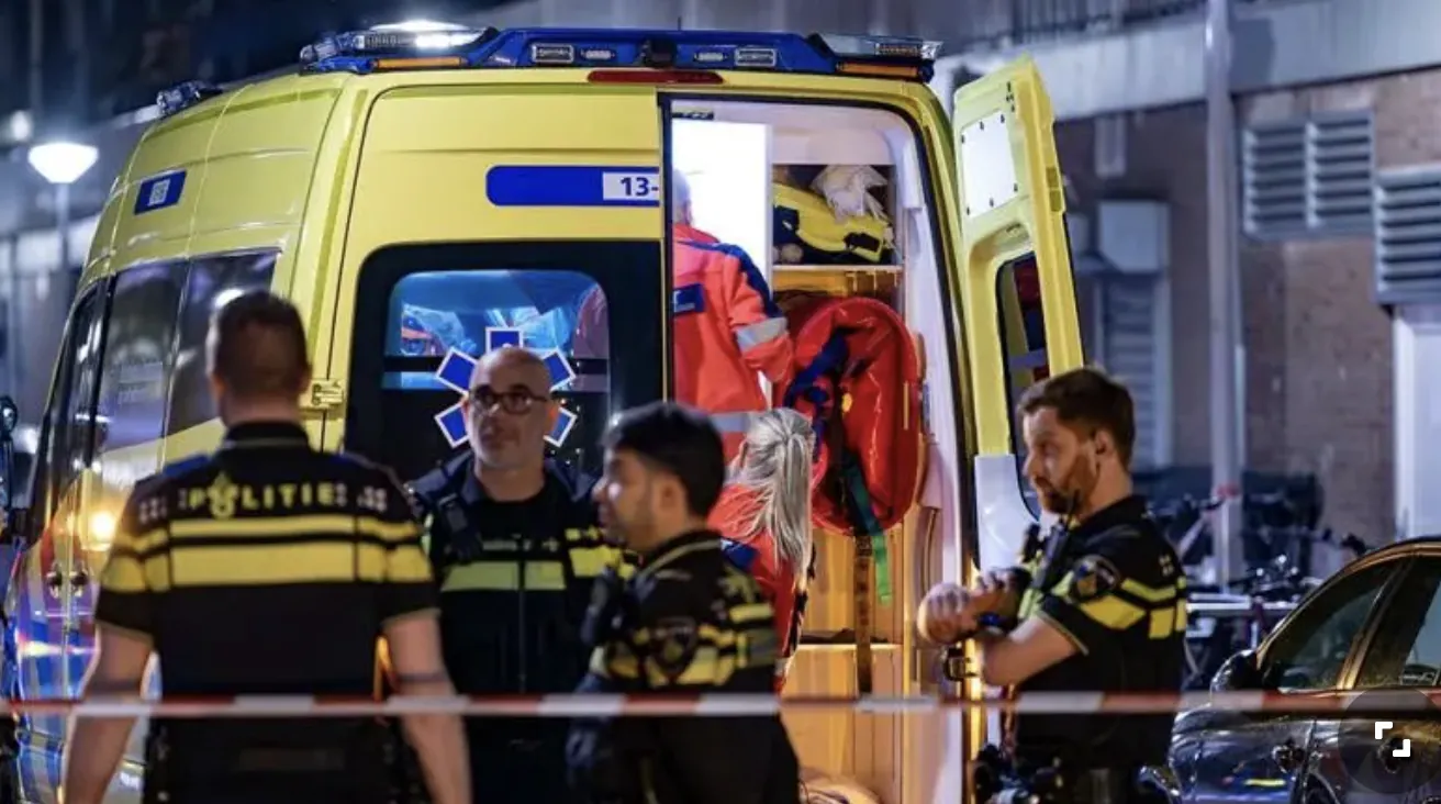Ambulance voor bakkerij in Osdorp