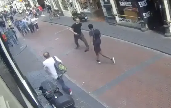Stilstaand beeld van video waar Jurick Felipa (29) wordt neergestoken door Glen S.
