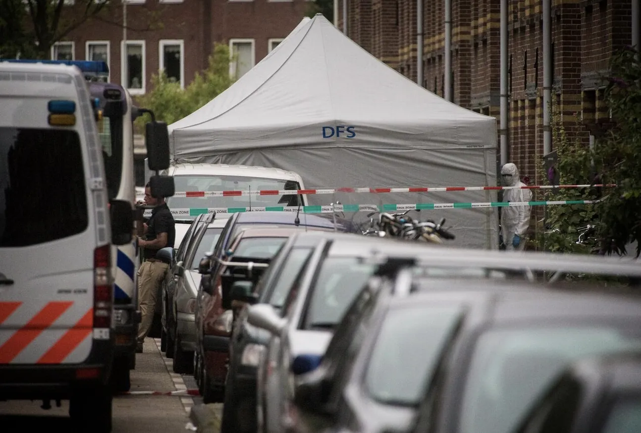 Onderzoek wordt gedaan door de politie in Jacob van Lennepstraat.