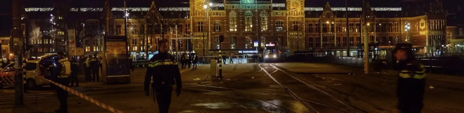 Politie onderzoekt de plaats delict bij het Centraal Station (foto: NH Nieuws)