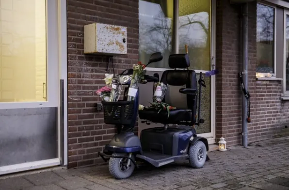 Scootmobiel van Ton voor zijn woning