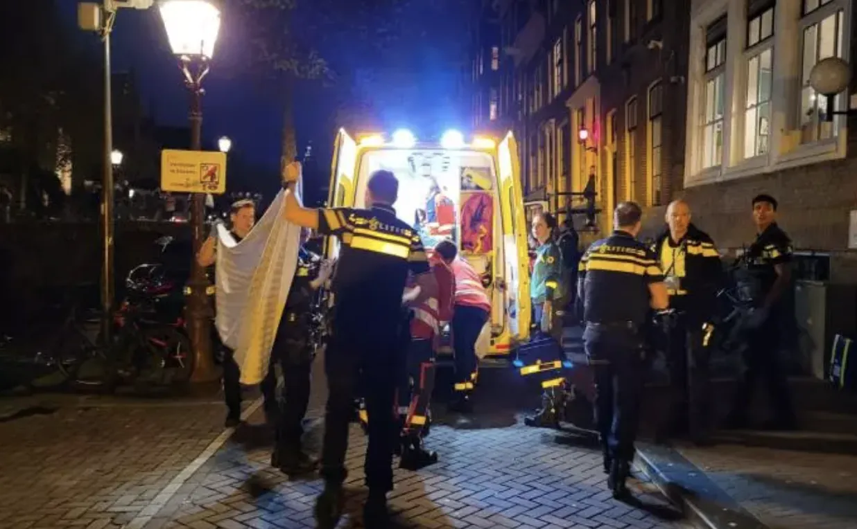 Ambulance voor het Leger des Heils aan de Oudezijds Voorburgwal